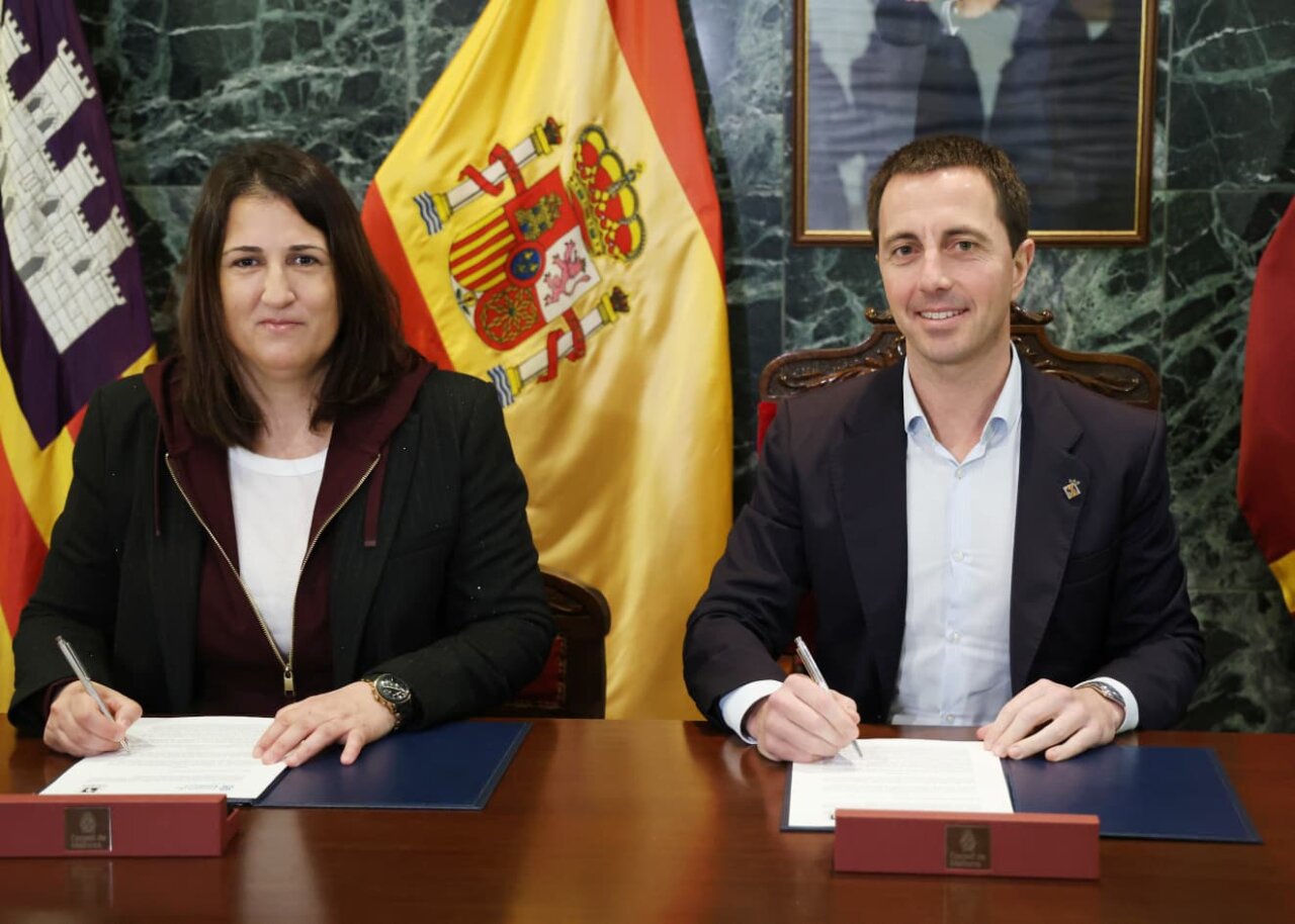 Firma del convenio para la nueva ITV m&oacute;vil en Campos por autoridades locales.