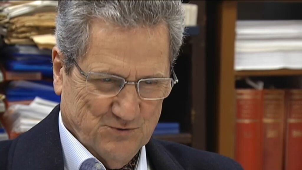 Francesc Moll en una entrevista, rodeado de documentos