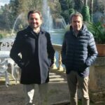 Gabriel Sampol y un colega en un entorno natural con fuentes.