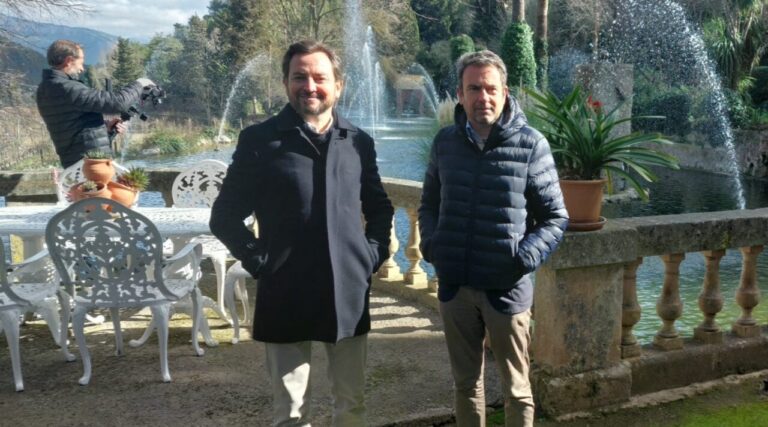 Gabriel Sampol y un colega en un entorno natural con fuentes.