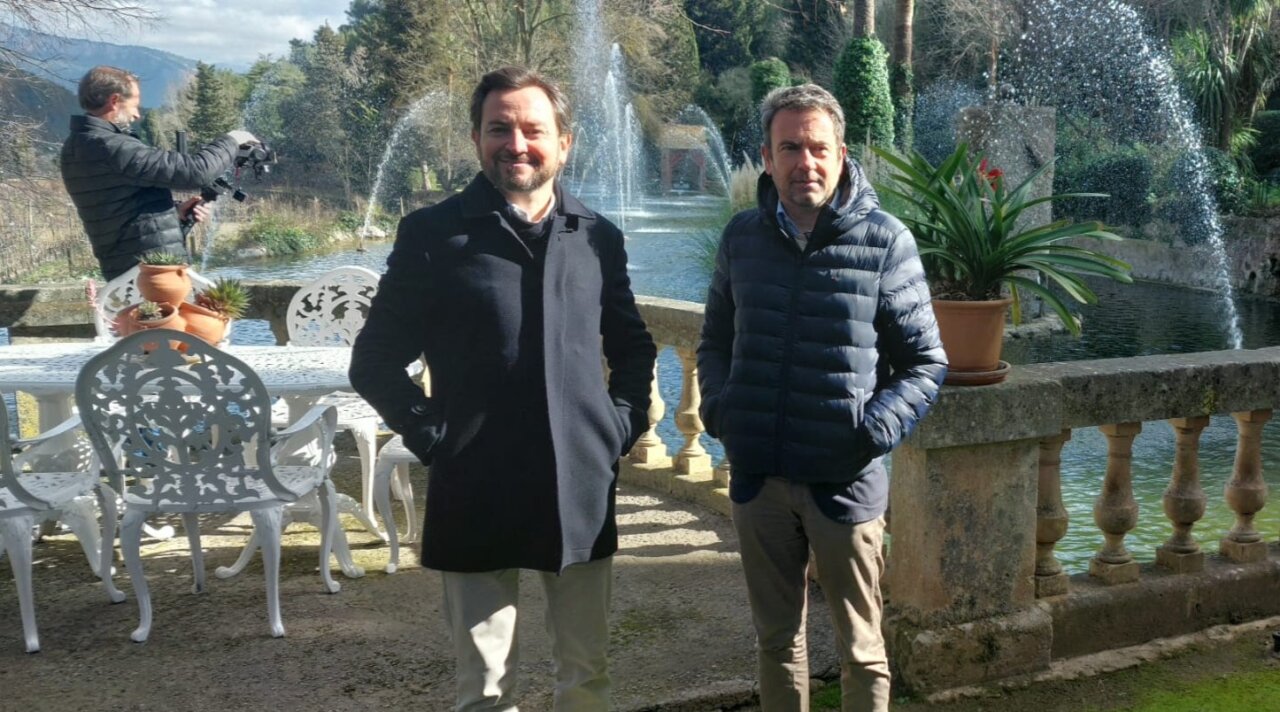 Gabriel Sampol y un colega en un entorno natural con fuentes.