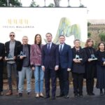 Participantes de la gala de los Premios Mallorca 2025 posando con sus galardones.