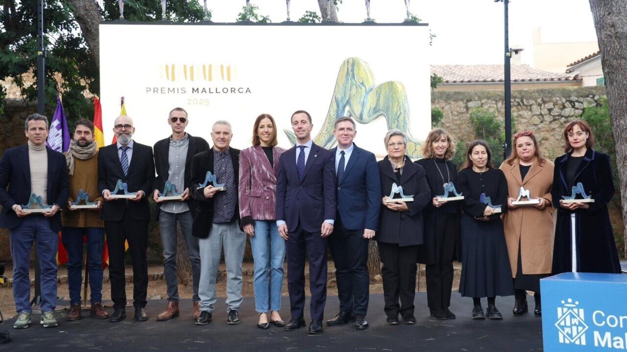 Participantes de la gala de los Premios Mallorca 2025 posando con sus galardones.