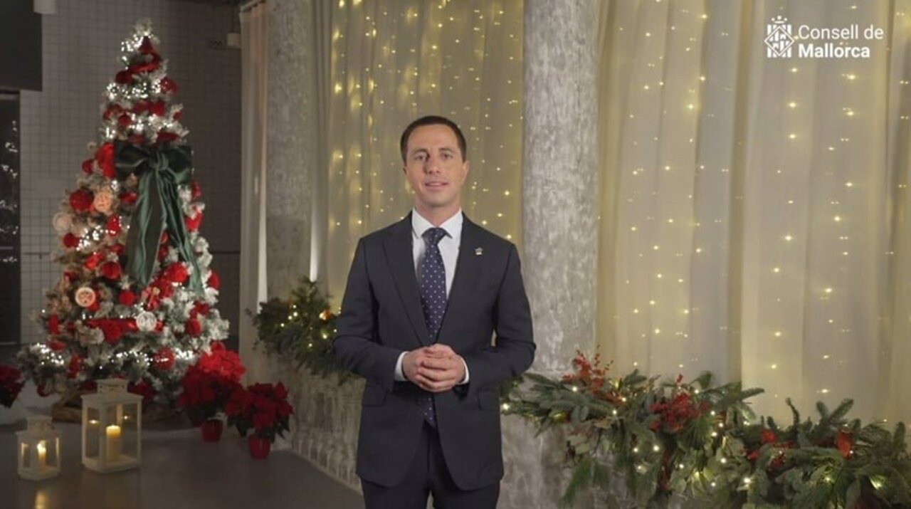 Galm&eacute;s en su mensaje navide&ntilde;o con decoraciones festivas de fondo