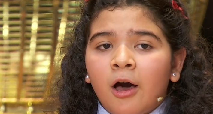 Ni&ntilde;a cantando en el sorteo de la Loter&iacute;a de Navidad 2025