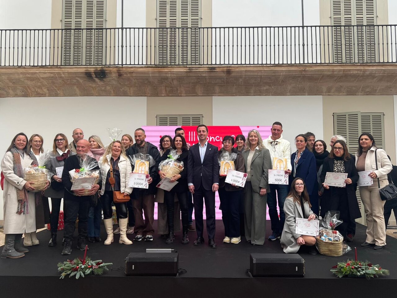 Los 15 finalistas con autoridades y presidentas de AFEDECO y PIMECO.