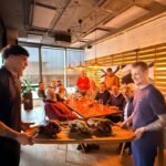 Grupo de personas disfrutando de un menú con ganso en el restaurante Schwaiger