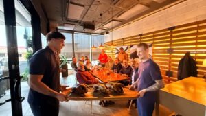 Grupo de personas disfrutando de un men&uacute; con ganso en el restaurante Schwaiger