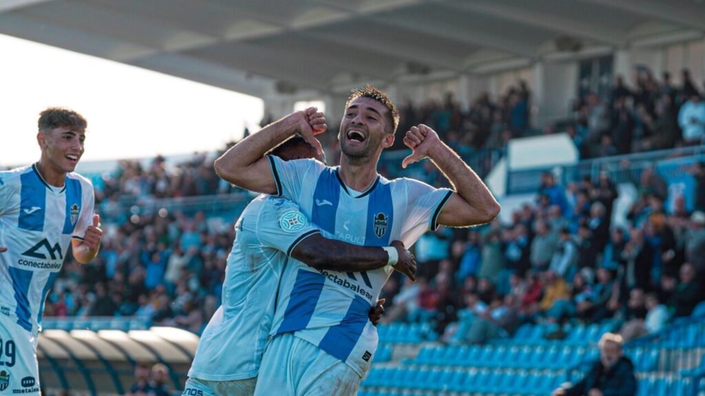 Gerardo Bonet celebra un gol con sus compañeros en el Estadi Balear