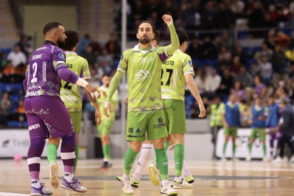 Jugadores del Illes Balears Palma Futsal celebrando un gol en un partido.