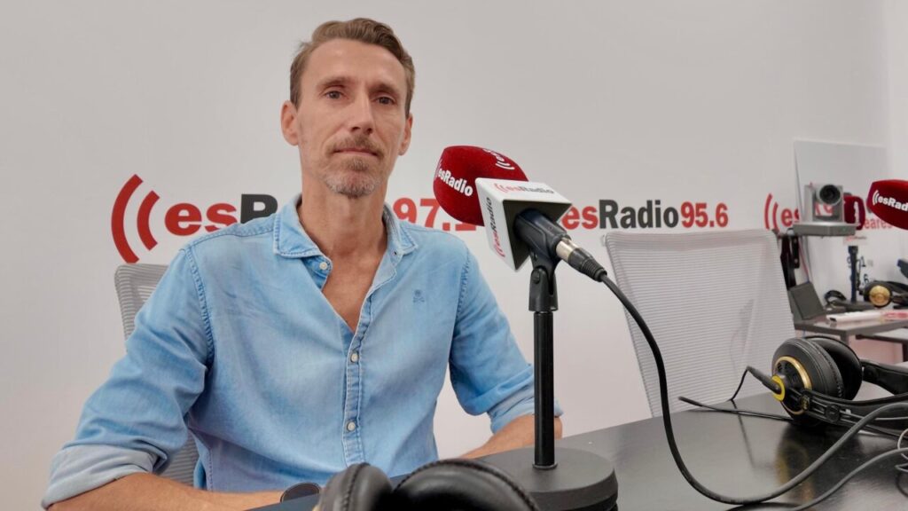 Guillermo Ochogavía en estudio de radio durante entrevista