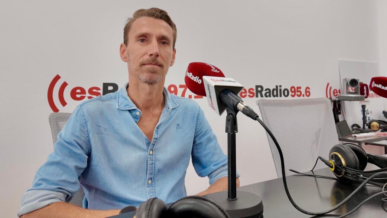 Guillermo Ochogav&iacute;a en estudio de radio durante entrevista