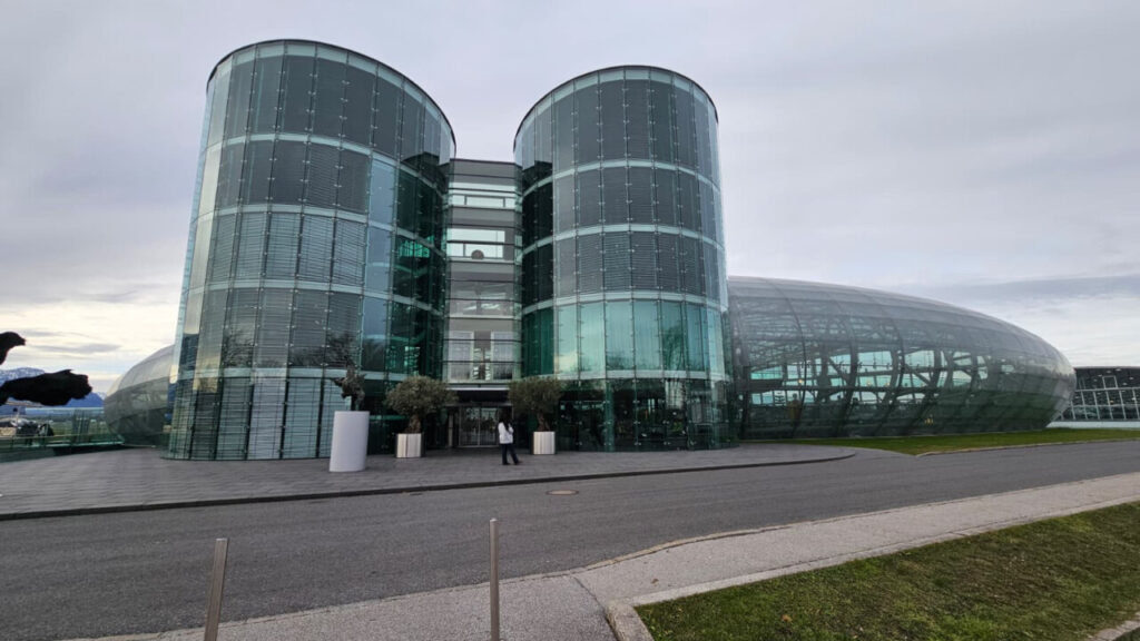 Exterior del Hangar 7, museo de aviación y restaurante Ikarus en Salzburgo.