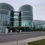 Exterior del Hangar 7, museo de aviación y restaurante Ikarus en Salzburgo.