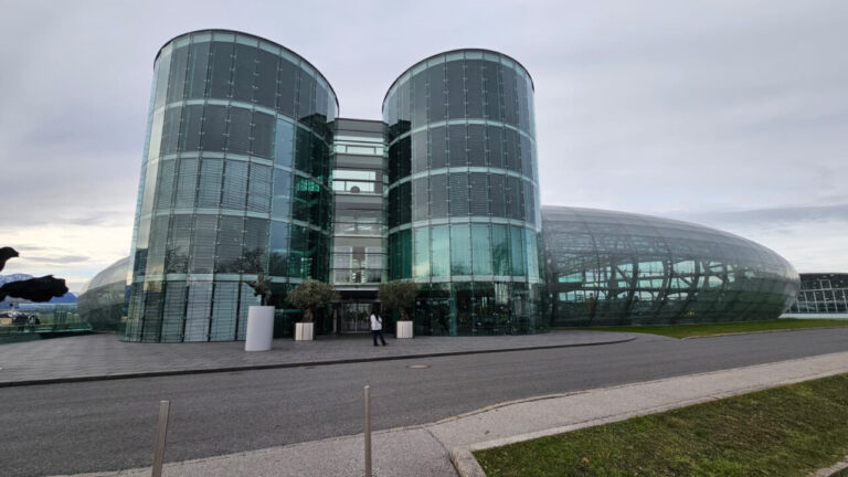 Exterior del Hangar 7, museo de aviación y restaurante Ikarus en Salzburgo.