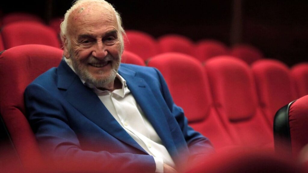 H&eacute;ctor Alterio sonriendo en un teatro con asientos rojos