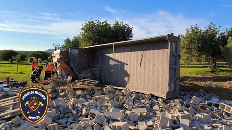 Accidente de un cami&oacute;n con material de construcci&oacute;n en Mallorca