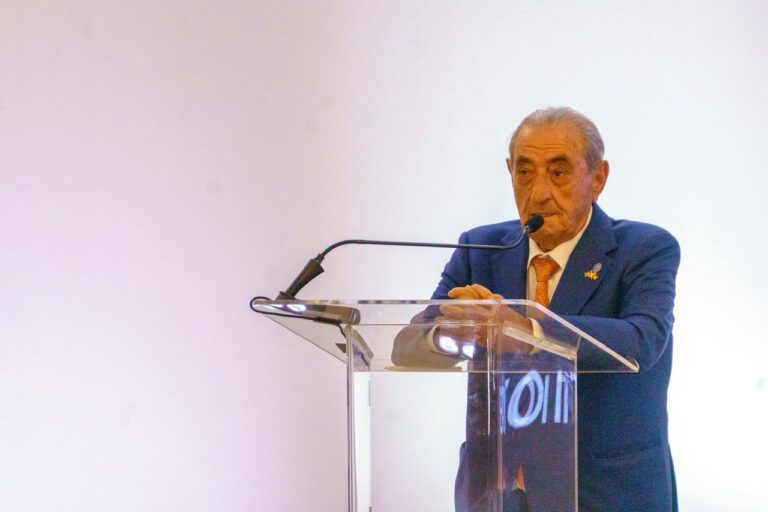 Juan José Hidalgo hablando en una conferencia sobre Air Europa y Globalia.