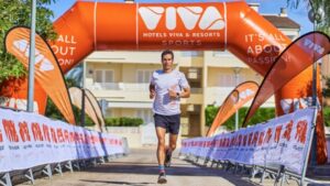 Corredor pasando por la meta en evento deportivo de Hotels VIVA en Mallorca