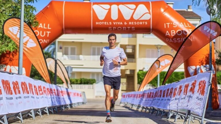 Corredor pasando por la meta en evento deportivo de Hotels VIVA en Mallorca