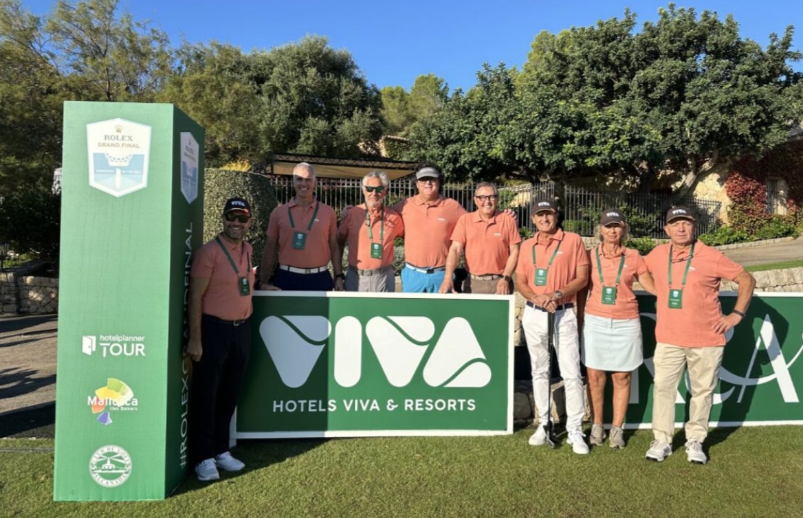 Grupo de personas en el torneo de golf Rolex Grand Final de Hotels VIVA.