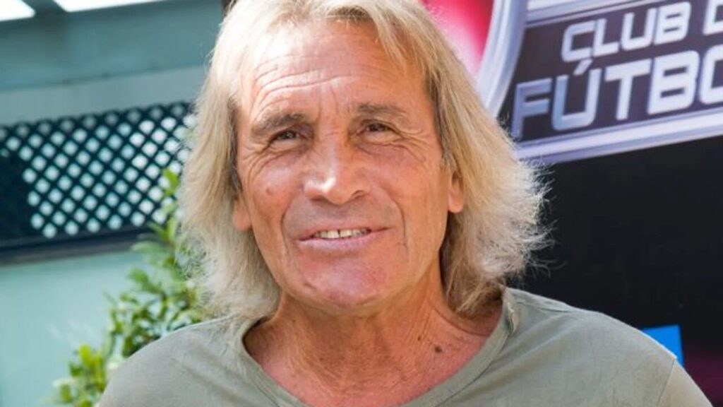 Hugo Gatti, famoso futbolista argentino, sonriente en un evento