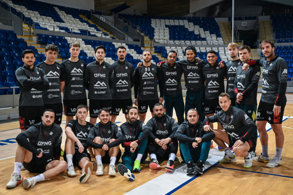 El equipo Illes Balears Palma Futsal posando en la pista de Son Moix