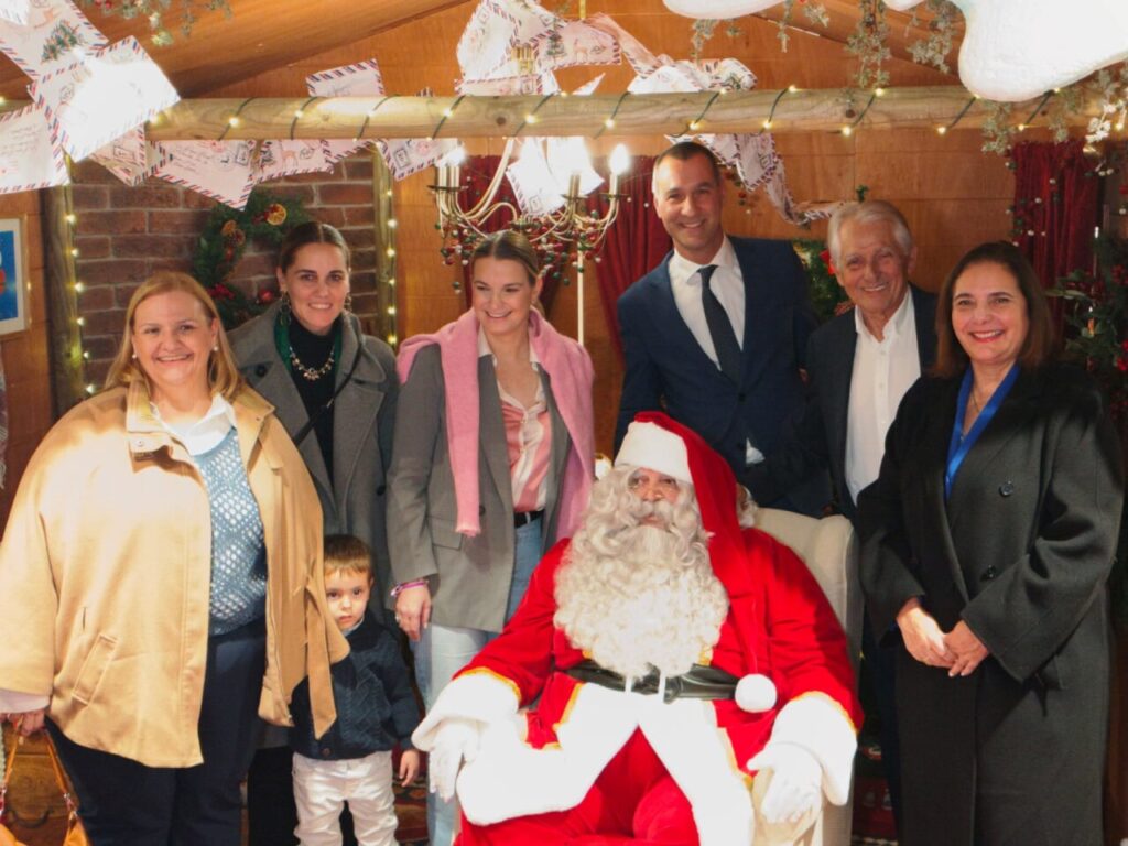 Inauguración de la Casita de Papá Noel en El Corte Inglés con varias personas presentes.