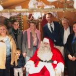 Inauguración de la Casita de Papá Noel en El Corte Inglés con varias personas presentes.