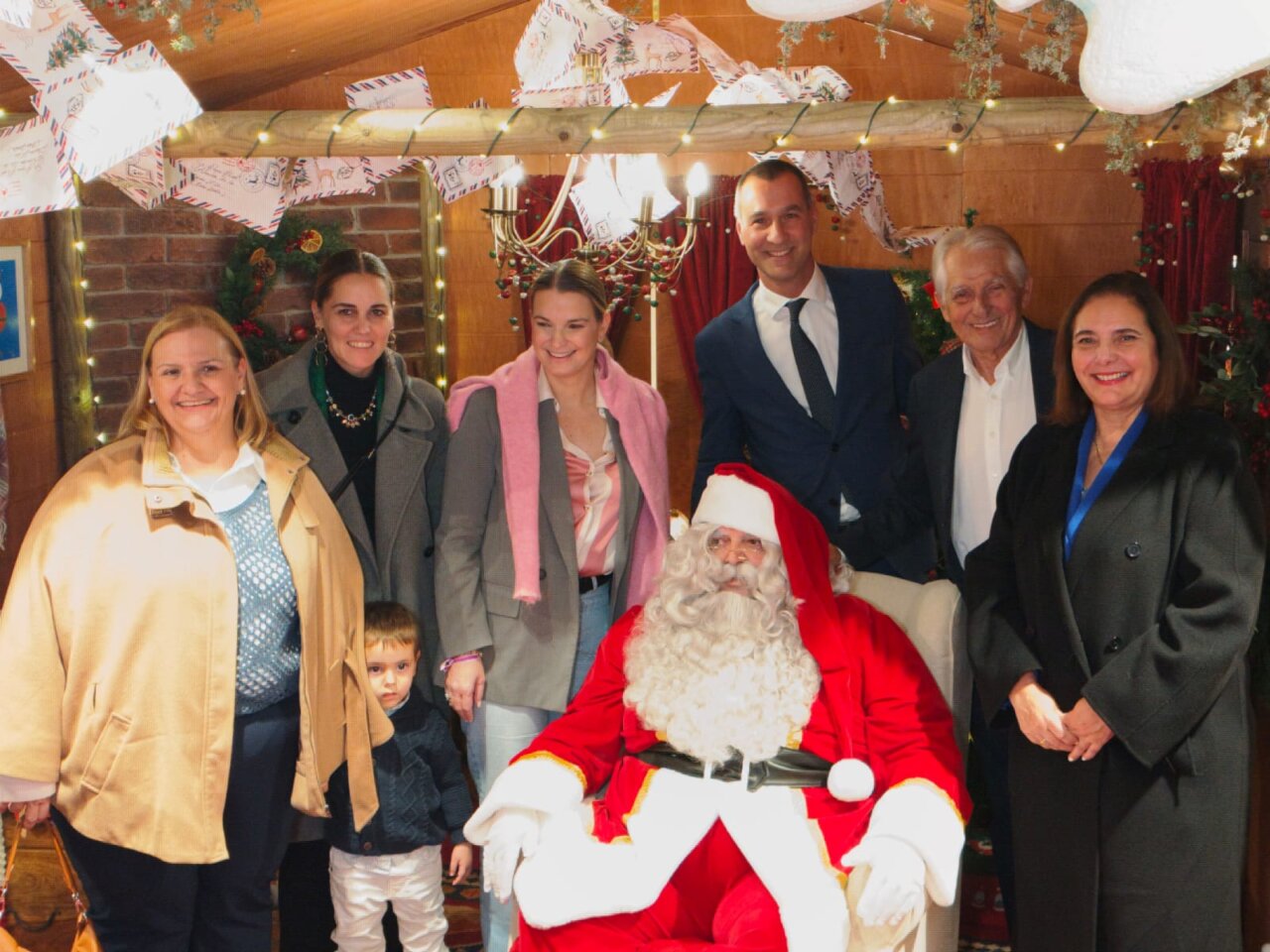 Inauguraci&oacute;n de la Casita de Pap&aacute; Noel en El Corte Ingl&eacute;s con varias personas presentes.