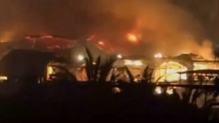 Incendio en un club nocturno en Goa, India, con llamas y humo.