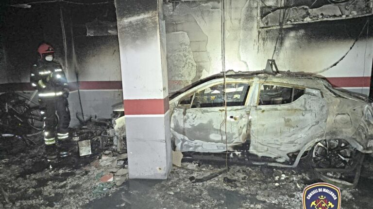 Bombero inspecciona el aparcamiento da&ntilde;ado por un incendio en Sa Coma