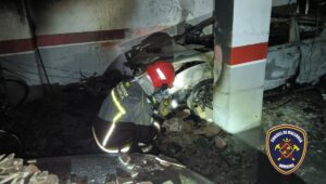 Apuntalan el edificio afectado por el incendio en Sa Coma para estabilizar su estructura