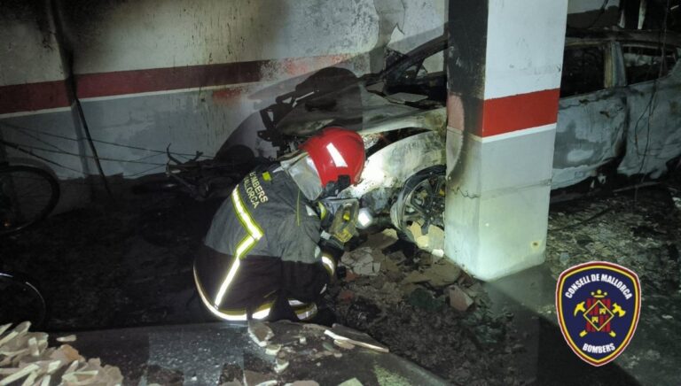 Apuntalan el edificio afectado por el incendio en Sa Coma para estabilizar su estructura