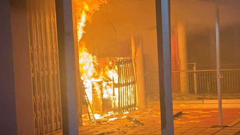 Incendio en la terraza de un local comercial en Alc&uacute;dia, Mallorca.