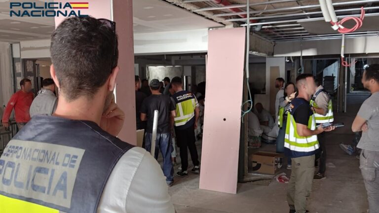 Agentes de la Polic&iacute;a Nacional en una inspecci&oacute;n de obra en un hotel