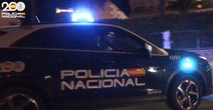 Veh&iacute;culo de la Polic&iacute;a Nacional con luces encendidas en Palma