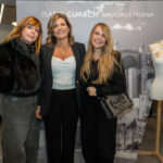 Isabel Guarch con dos mujeres en evento en Madrid