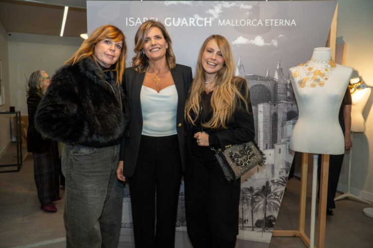 Isabel Guarch con dos mujeres en evento en Madrid