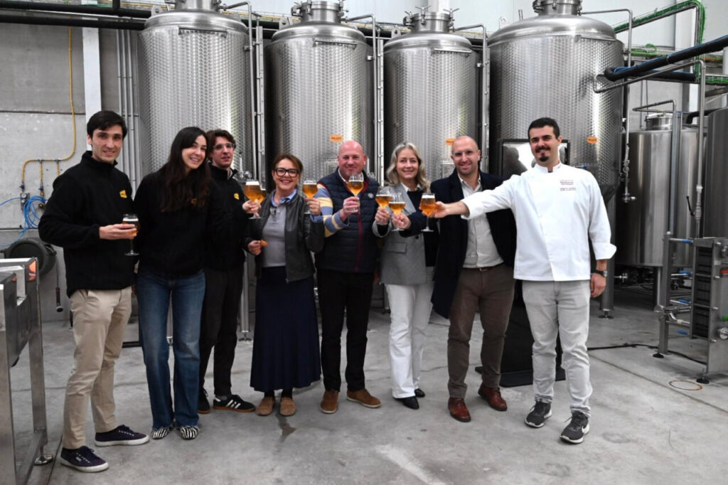 Grupo de personas celebrando con cervezas en la fábrica de cerveza Balear 1983