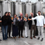 Grupo de personas celebrando con cervezas en la fábrica de cerveza Balear 1983