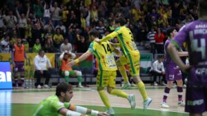 Jugadores de futsal celebrando un gol en un partido emocionante