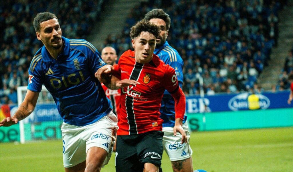 Jan Virgili en un partido de fútbol contra el Real Oviedo