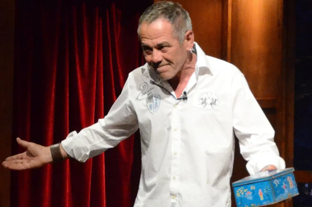 Jaume Llabres actuando en un escenario con una caja en la mano