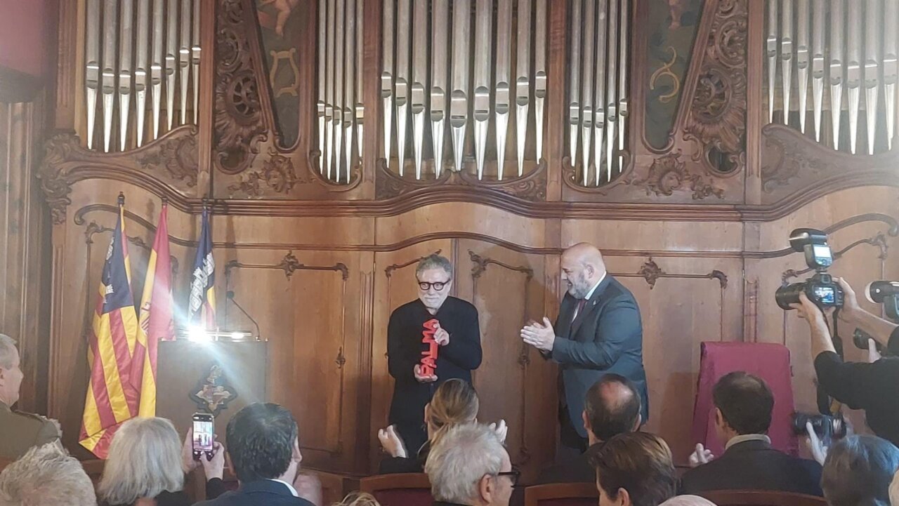 Jaume Plensa recibiendo reconocimiento como embajador de Palma en Can Balaguer