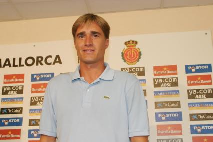 Javier Dorado posando en una conferencia de prensa del Mallorca