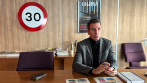 Fernando Alonso en su oficina con se&ntilde;al de l&iacute;mite de velocidad