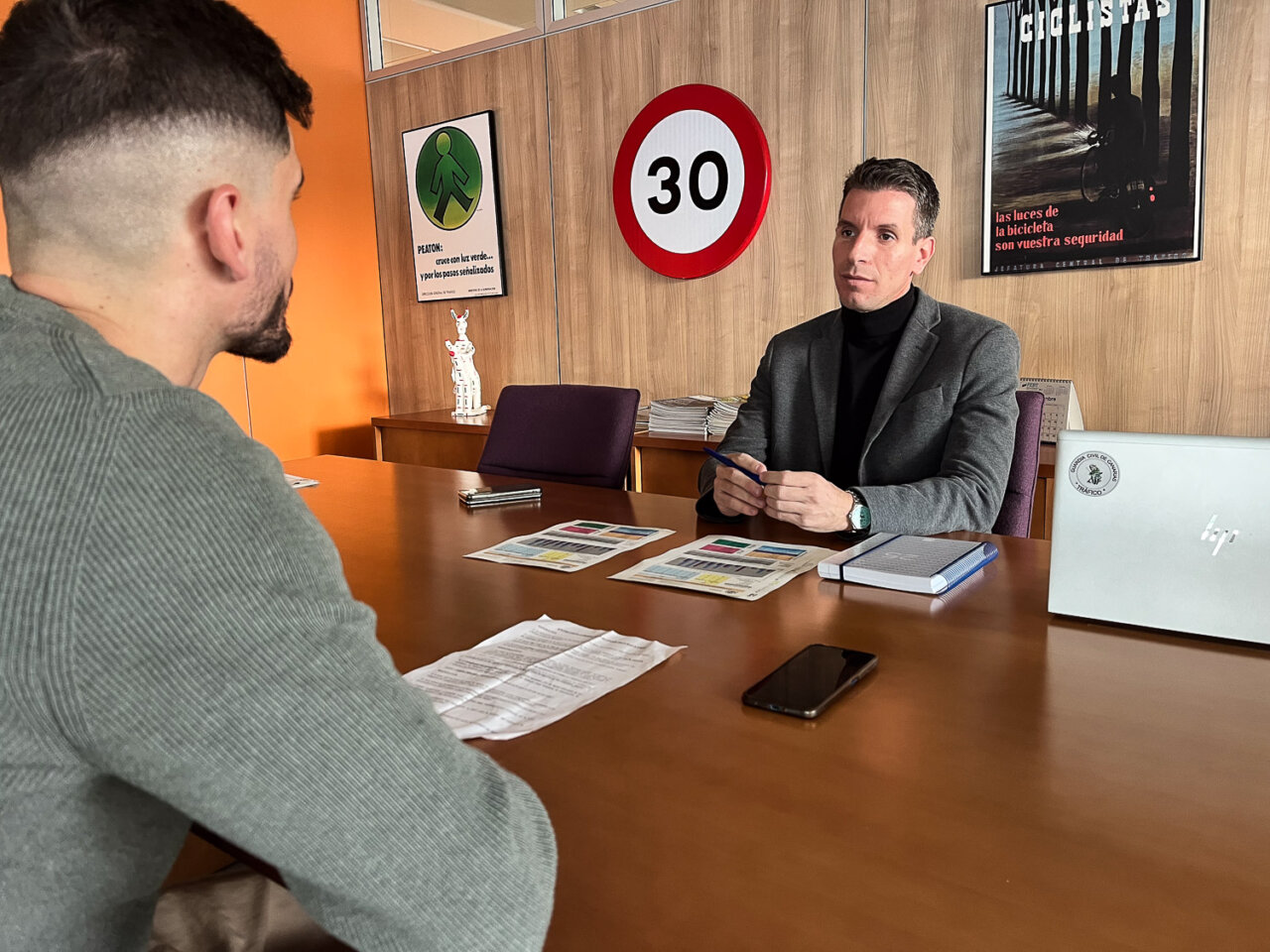 Reunión entre el Jefe de DGT y un joven en una oficina