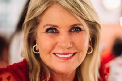 Retrato de Joan Templeman sonriendo en un evento social