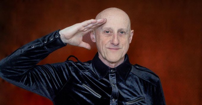 Jorge Martínez, líder de Ilegales, saludando con una sonrisa